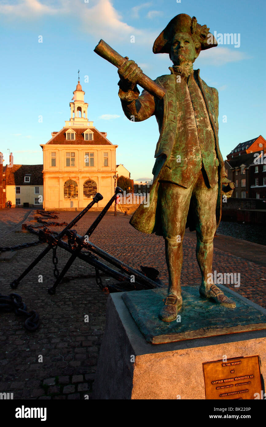 Statua del capitano Vancouver al tramonto su Hereford Quay, King's Lynn, Norfolk. Foto Stock