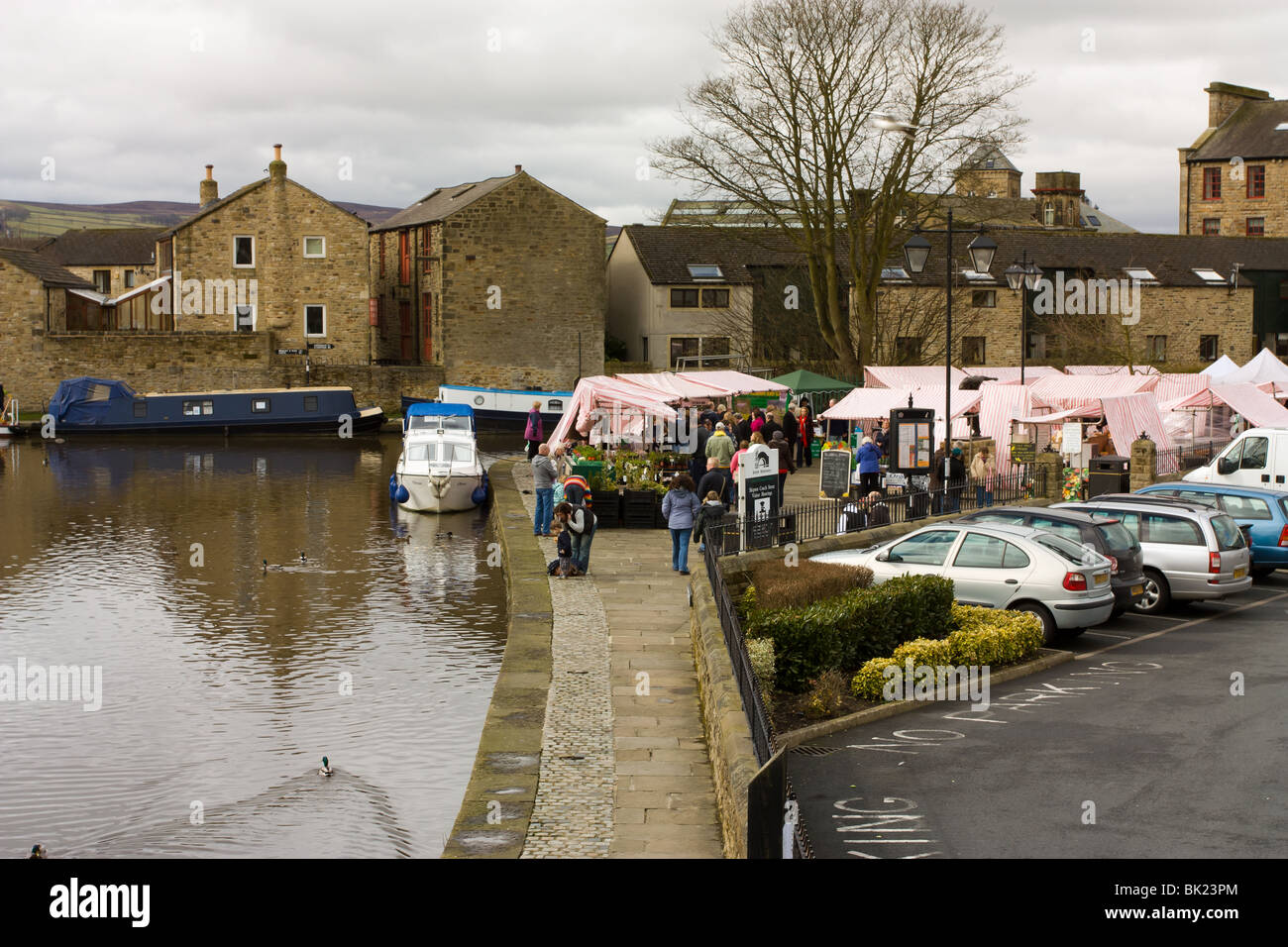 Mercato degli agricoltori al visitatore ormeggi, Skipton Canal, Yorkshire Dales Foto Stock