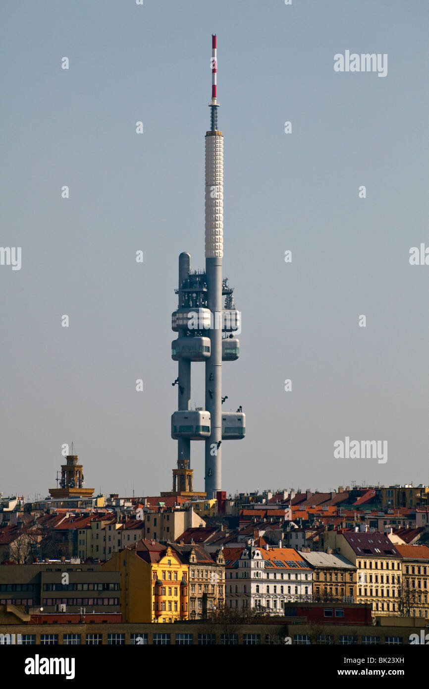 Vista di Zizkov (Žižkov) torre televisiva, Praga, Repubblica Ceca Foto Stock