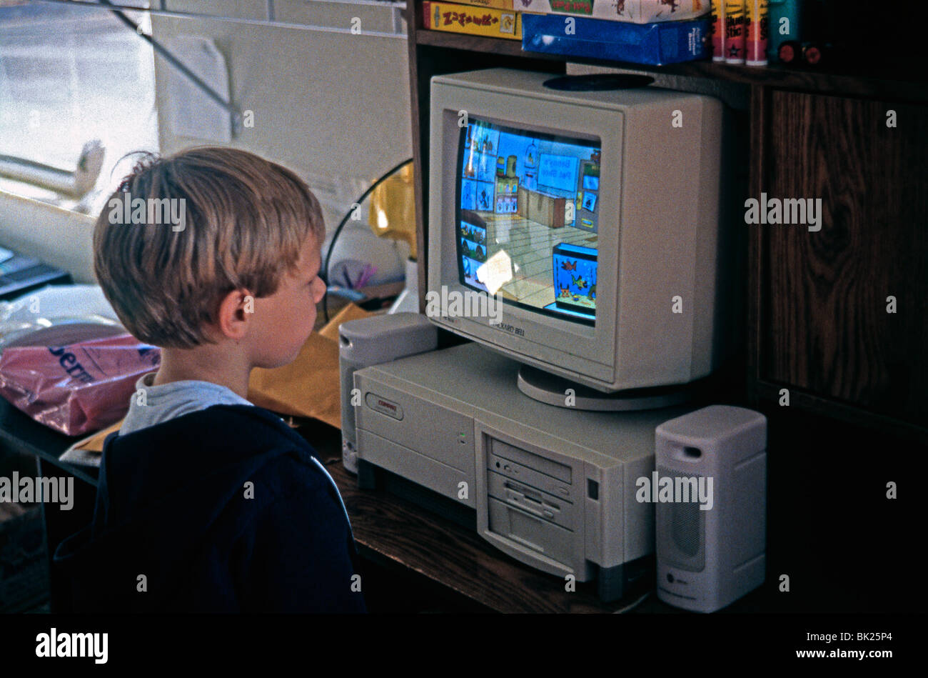 American boy davanti al suo computer di casa, c. 1988 Foto Stock