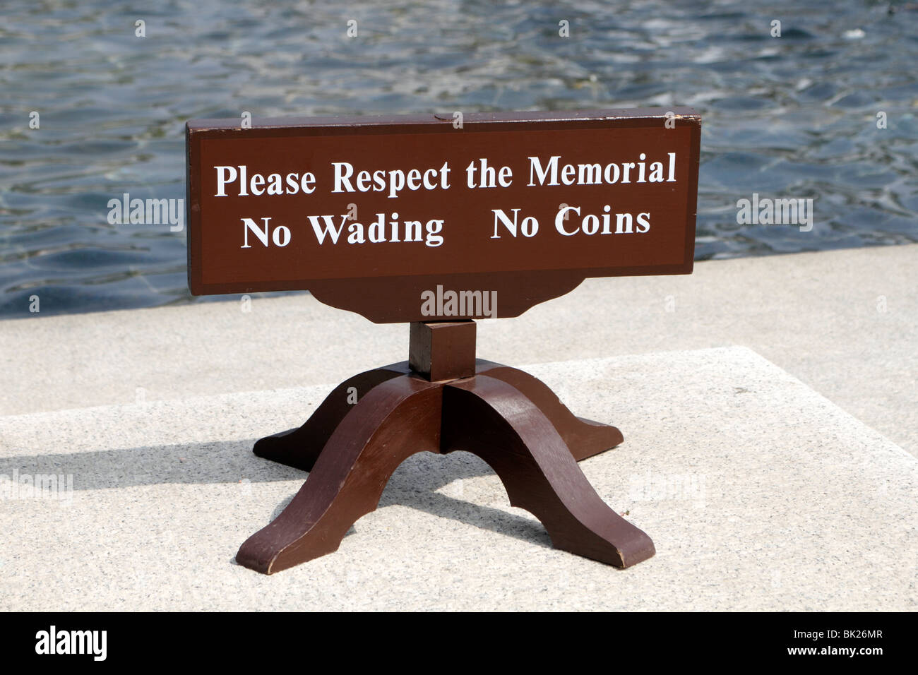 Si prega di rispettare il Memoriale - No Wading nessun segno di monete al Memoriale della Seconda Guerra Mondiale a Washington, DC Foto Stock