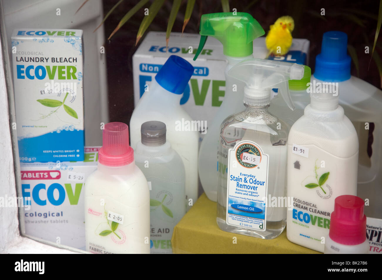 Di prodotti ecologici per la pulizia di esposizione in vetrina Foto Stock