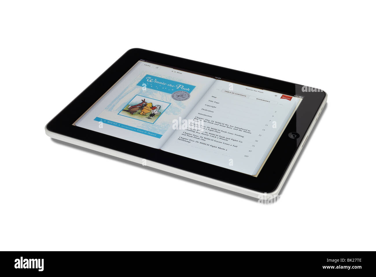 Apple iPad ritagliata su uno sfondo bianco con ombra e percorso di clipping che mostra e-book sullo schermo in modalità orientamento orizzontale. Foto Stock