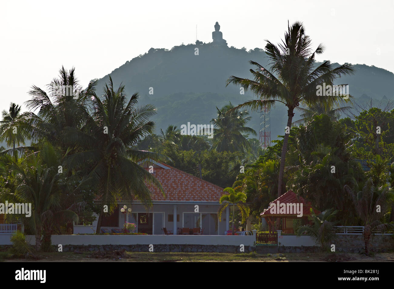 Il Big Buddha di Phuket della collina in background Foto Stock