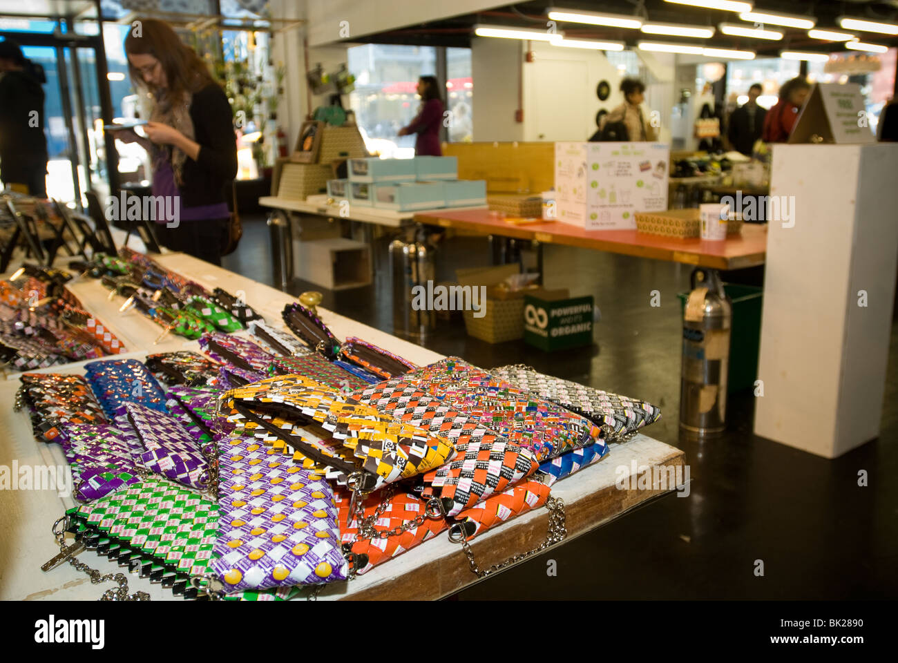 Shoppers esamina i prodotti realizzati da prodotti riciclati al Green negozi fino al Port Authority Bus Terminal in New York Foto Stock