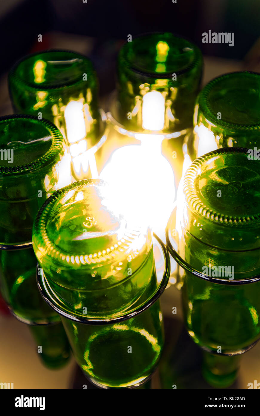 Una lampada che utilizza riciclare bottiglie di birra al Green negozi fino al Port Authority Bus Terminal in New York Foto Stock