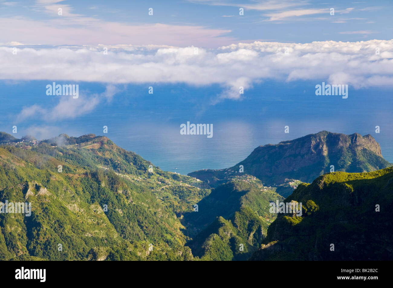 Madeira Portogallo Costa settentrionale di Madeira dall'alto delle nuvole, Madeira, Portogallo, UE, Europa Foto Stock