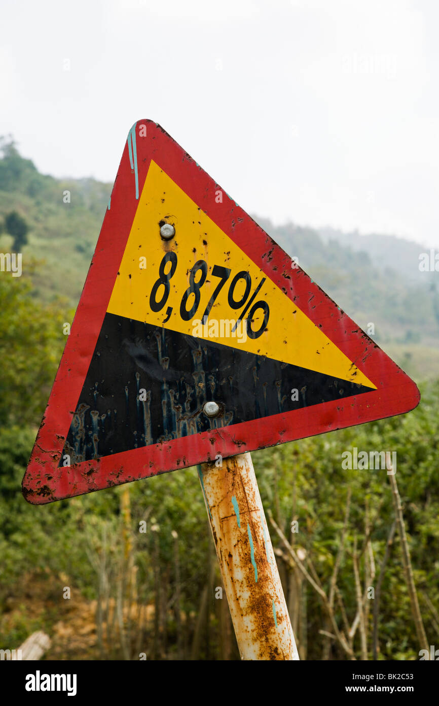 Molto strano angolo indicato su di un cartello di avviso lungo il percorso 34 tra Bao Lac e Cao Bang nel Vietnam del Nord Foto Stock