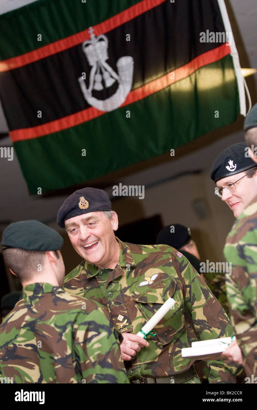 Il Duca di Westminster, il senior officer nell'esercito territoriale a una sfilata di dedicare una nuova bandiera del reggimento per fucili Foto Stock