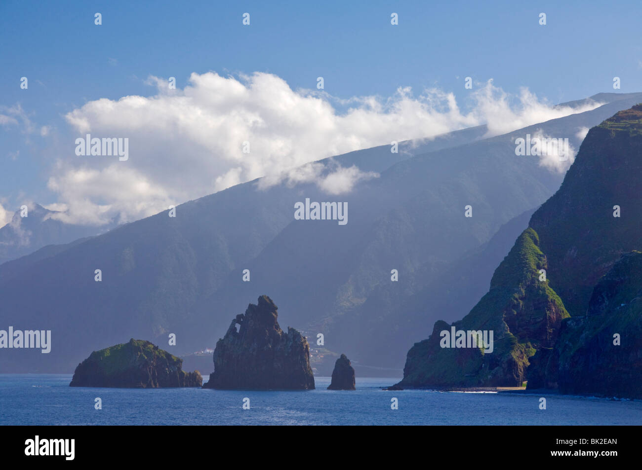 Isola rocciosa affioramento a Ribeiro da Janela 'valle della finestra', a nord di Madeira, Portogallo, UE, Europa Foto Stock