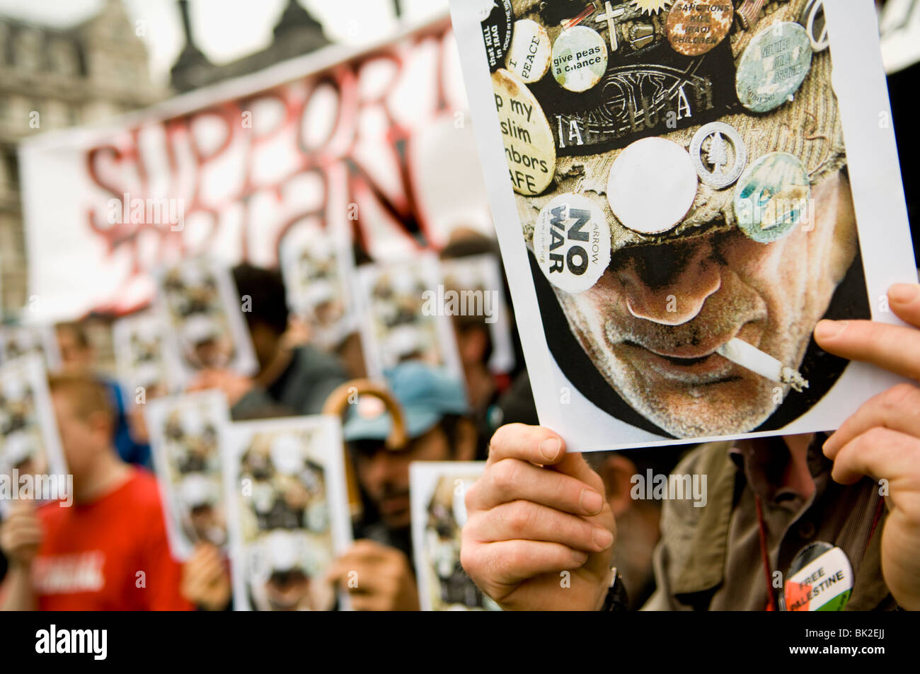 Tifosi si riuniscono in piazza del Parlamento quando la pressione si accumula per limitare Brian Haw 5 anno anti-guerra di veglia. Foto Stock