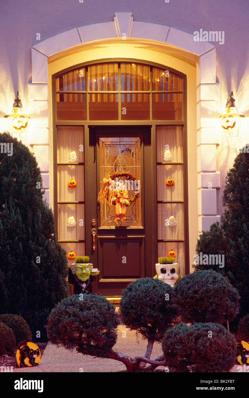 Porta d'ingresso della casa ad Halloween, USA 2002 Foto Stock
