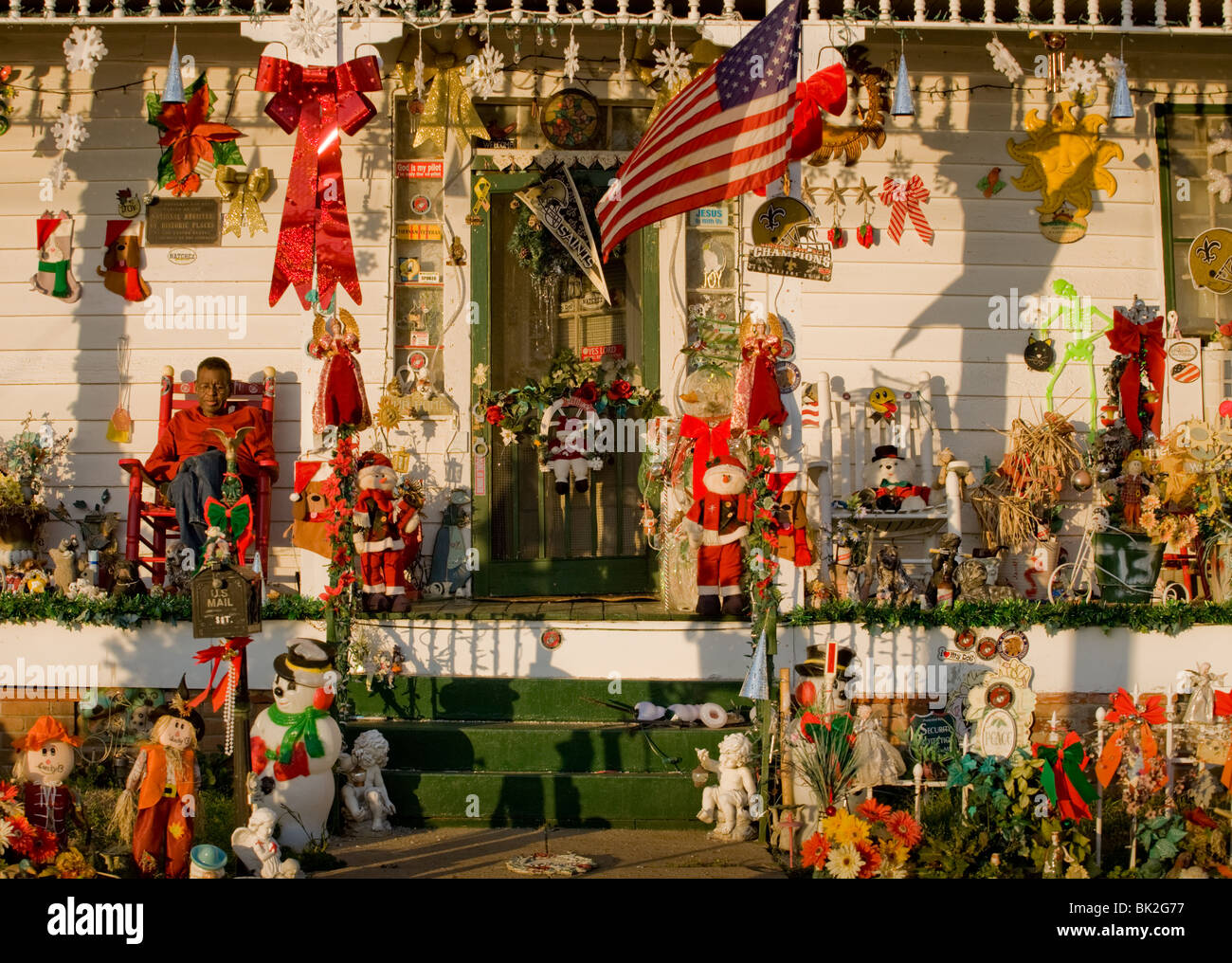 L uomo nel suo portico con decorazioni di Natale, Natchez, Mississippi Foto Stock