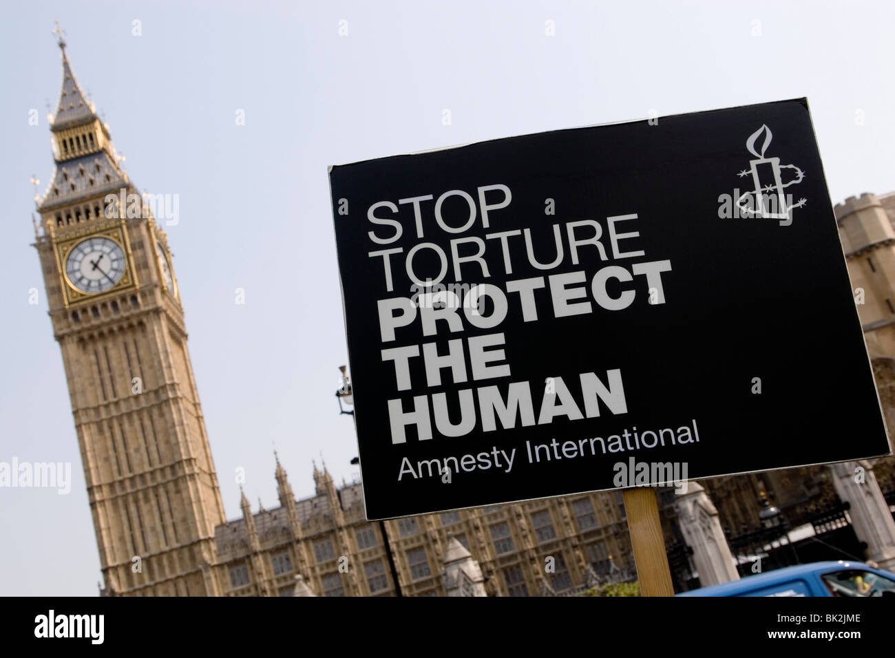 Tifosi si riuniscono in piazza del Parlamento quando la pressione si accumula per limitare Brian Haw 5 anno anti-guerra di veglia. Foto Stock