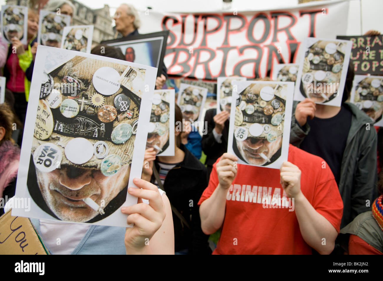 Tifosi si riuniscono in piazza del Parlamento quando la pressione si accumula per limitare Brian Haw 5 anno anti-guerra di veglia. Foto Stock