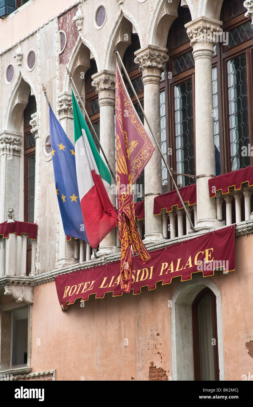 Dettagli di bandiere e di un edificio a Venezia, Italia Foto Stock