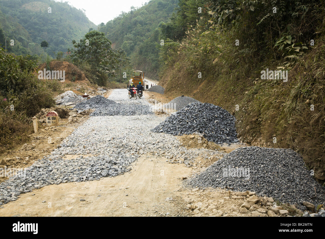 Progetto Roadbuilding tipico di tutto il Vietnam del nord dove si costruiscono nuove strade ovunque, questa in Cao Bang Provincia Foto Stock