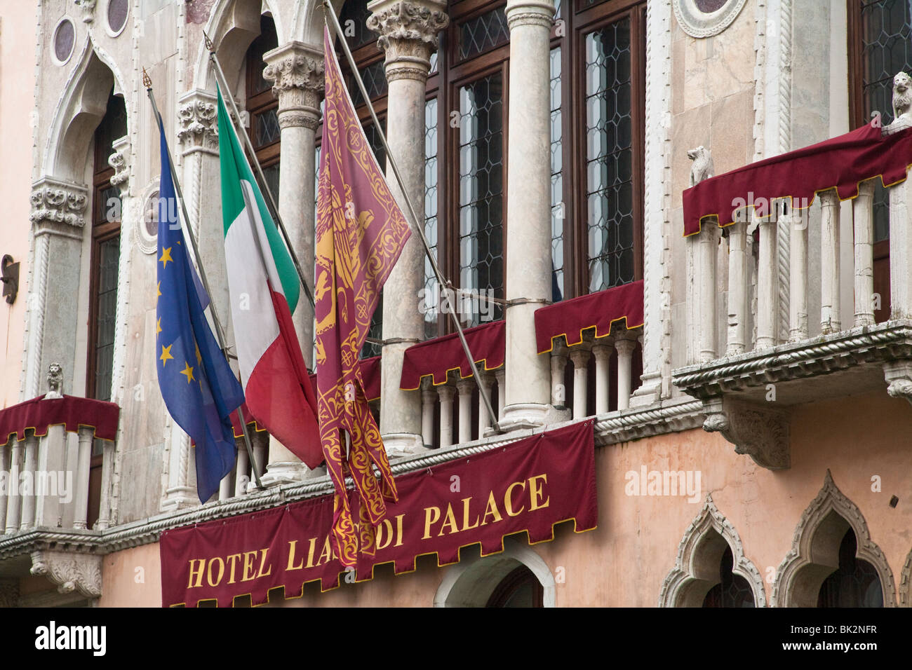 Dettagli di bandiere e di un edificio a Venezia, Italia Foto Stock