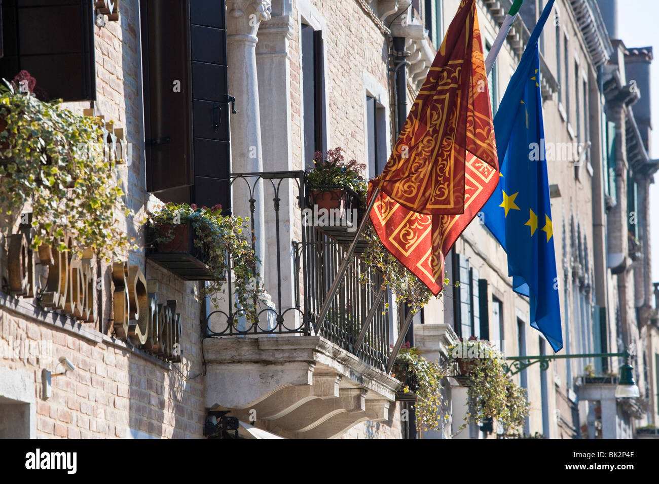 Dettaglio delle bandiere e palazzi di Venezia, Italia Foto Stock