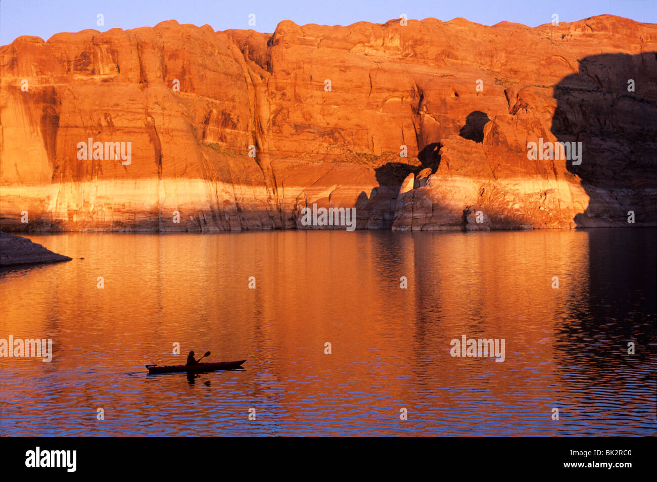 In kayak sul lago Powell vicino a pioppi neri americani Canyon con livello di acqua 140 piedi sotto pieno-piscina di elevazione. Foto Stock In kayak sul lago Powell vicino a pioppi neri americani Canyon con livello di acqua 140 piedi sotto pieno-piscina di elevazione. Foto Stock