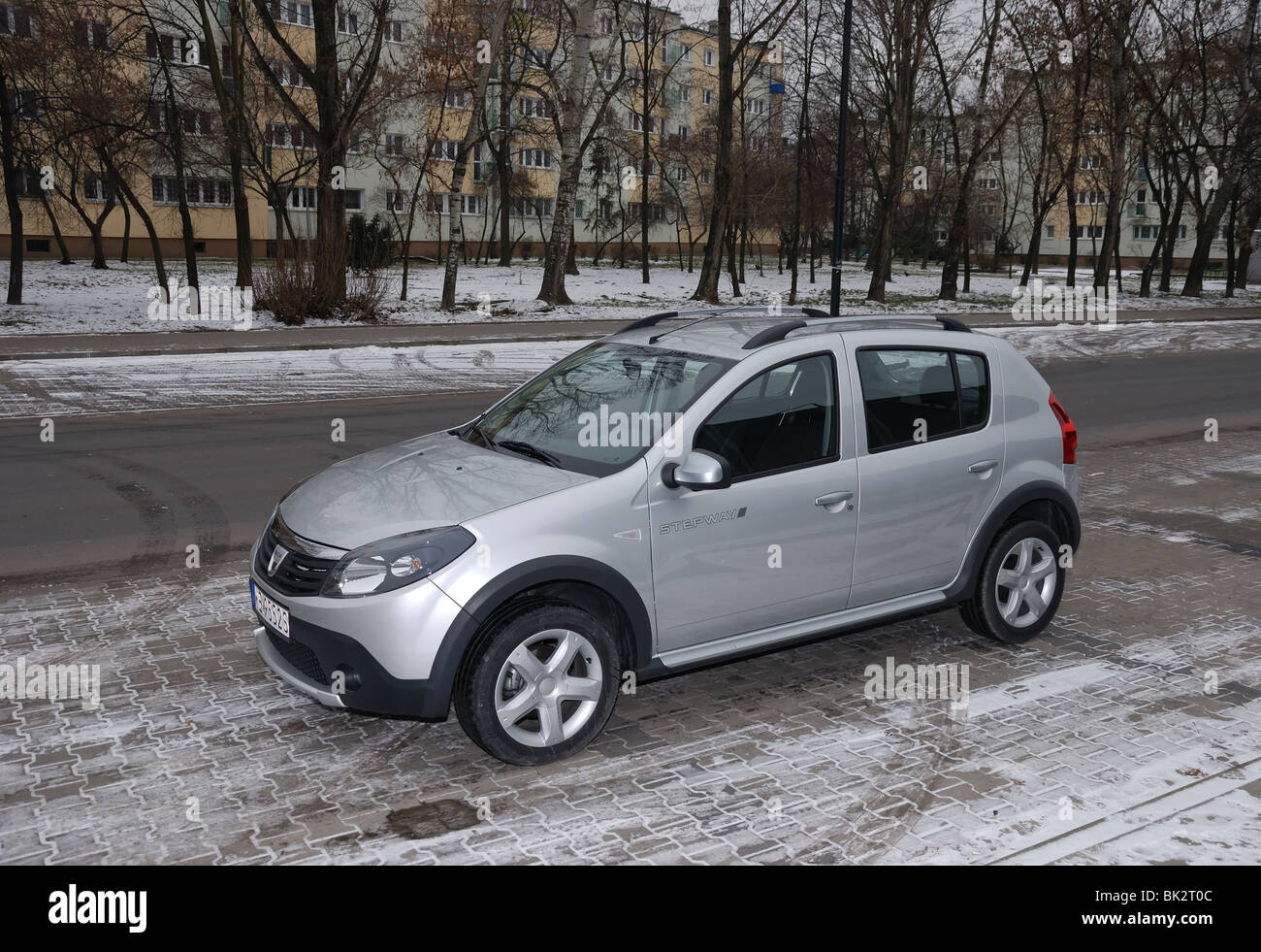 Dacia Sandero Stepway 1,5 dCi - il mio 2009 - argento - cinque porte (5D) - ultracompatto che sta city car - su uno spazio di parcheggio (parco auto) Foto Stock