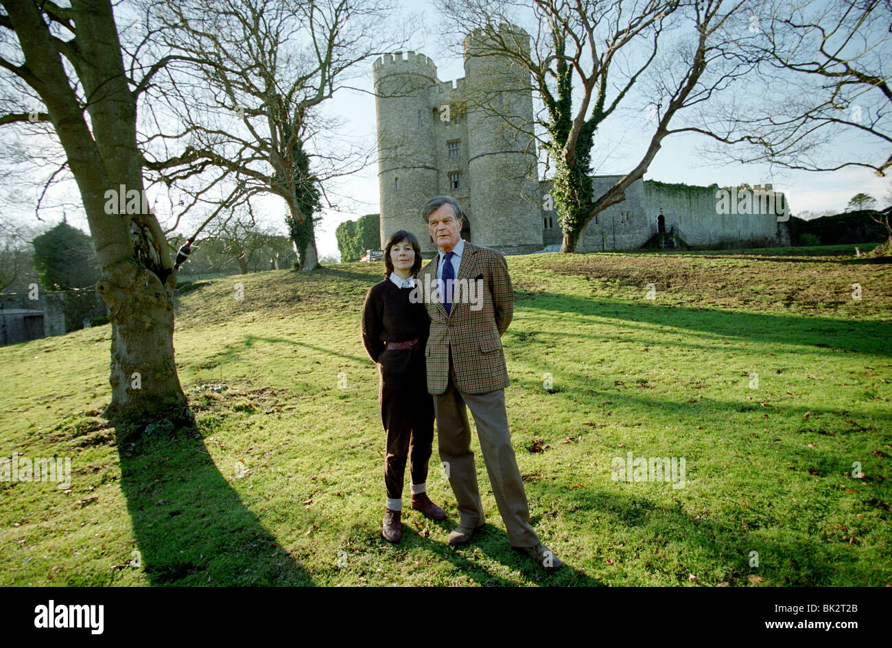 Alan Clark, diarist e storico con sua moglie Jane nel parco del castello di Saltwood, la loro casa nel Kent.1997 Foto Stock