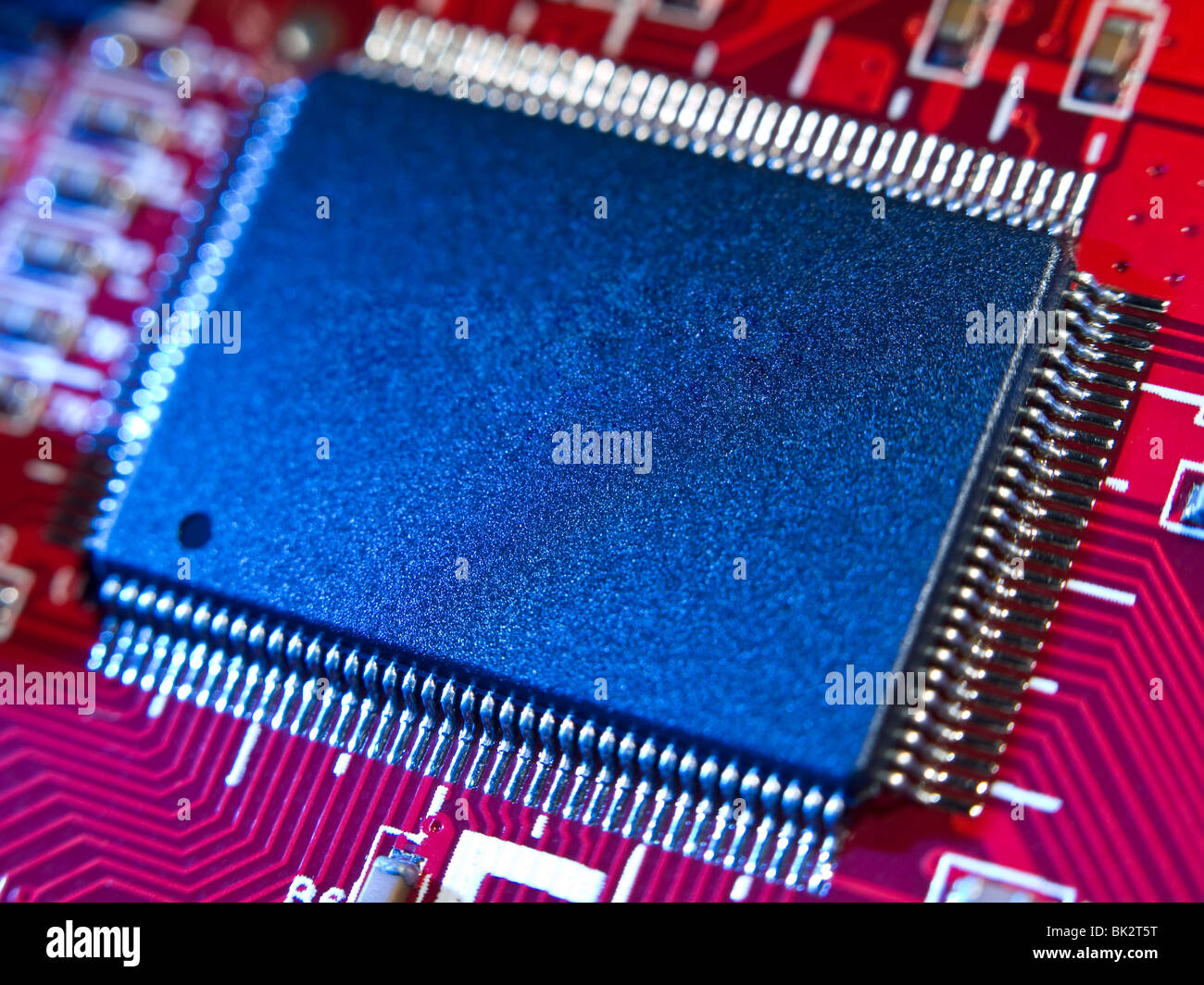 Chiudere su un chip di memoria in un calcolatore rosso scheda di circuito. Foto Stock