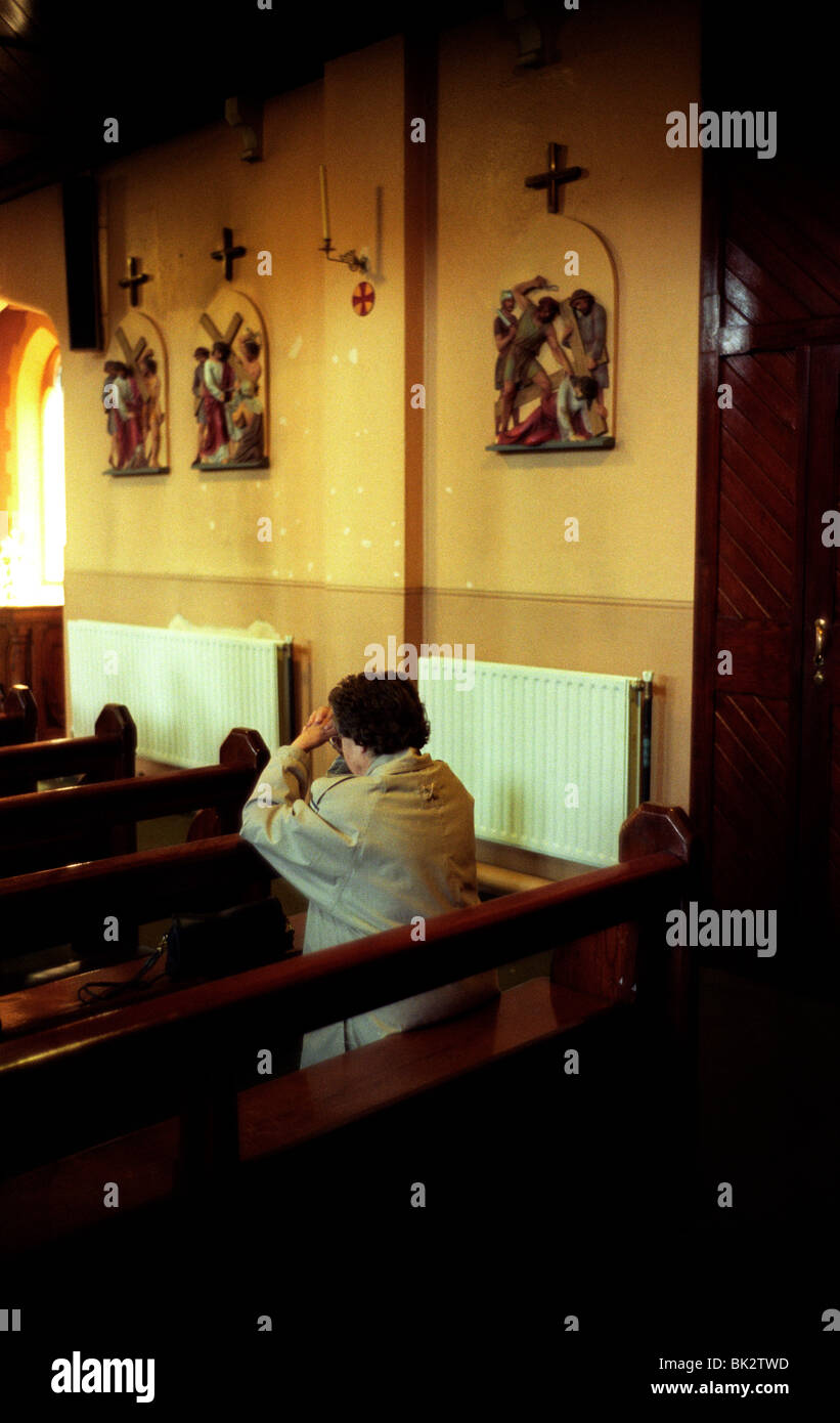 Pregando in St Pauls è la Chiesa, Falls Road, Belfast, Irlanda del Nord. Foto Stock