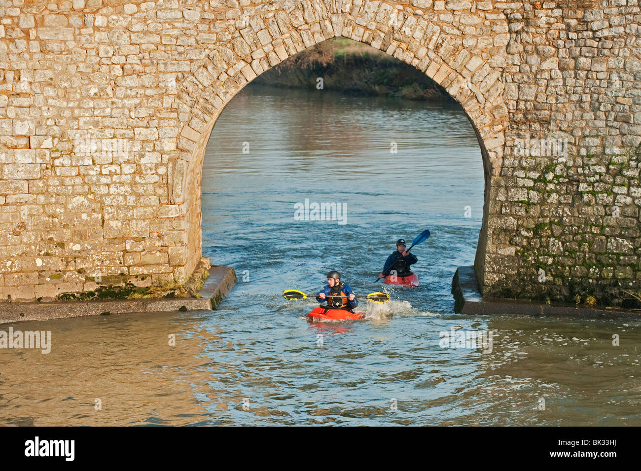 Kayakers sul fiume medway, Kent, Regno Unito Foto Stock