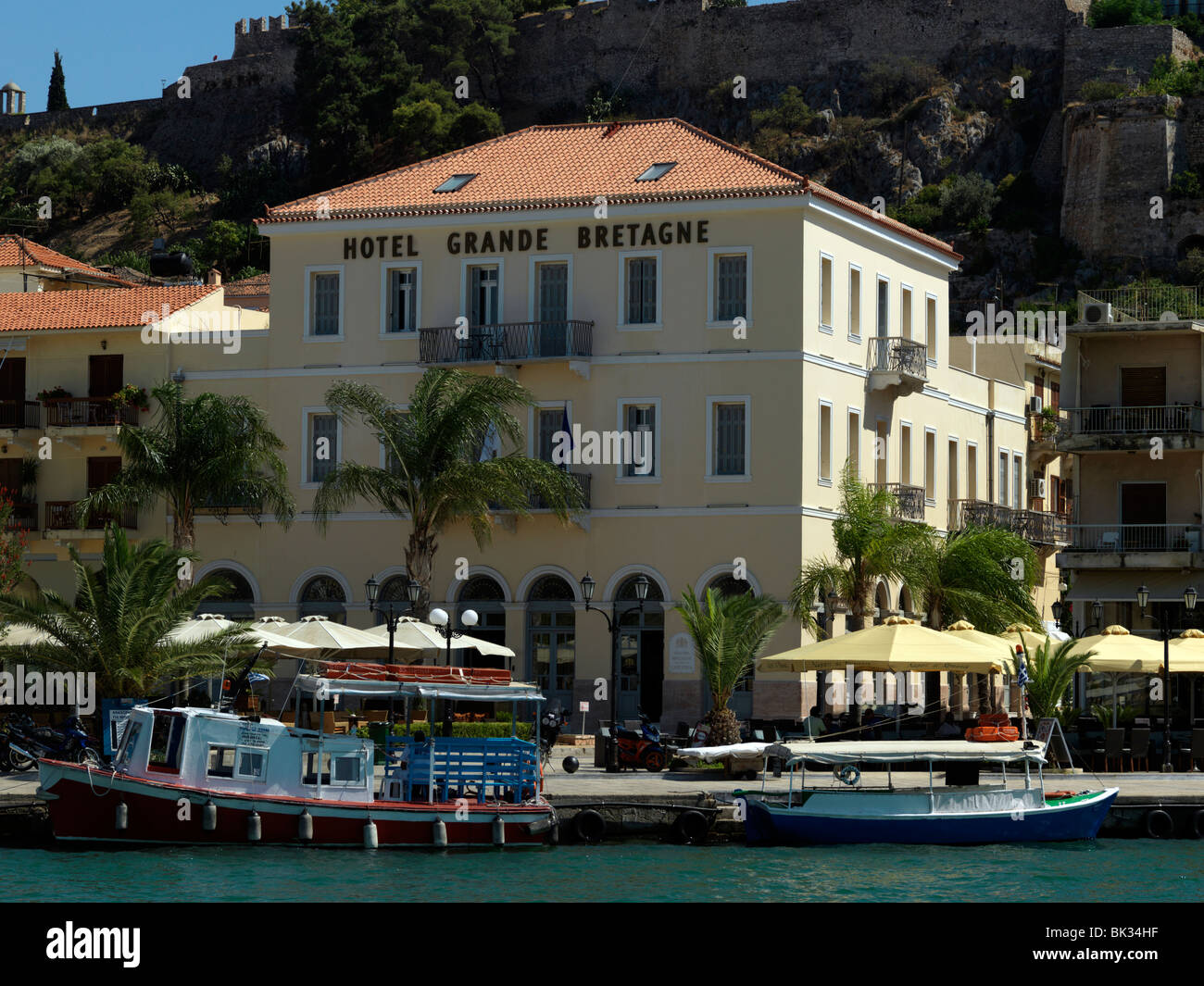 Nafplio Peloponneso Grecia Hotel Grande Bretagne con fortezza Akronafplia sopra Foto Stock