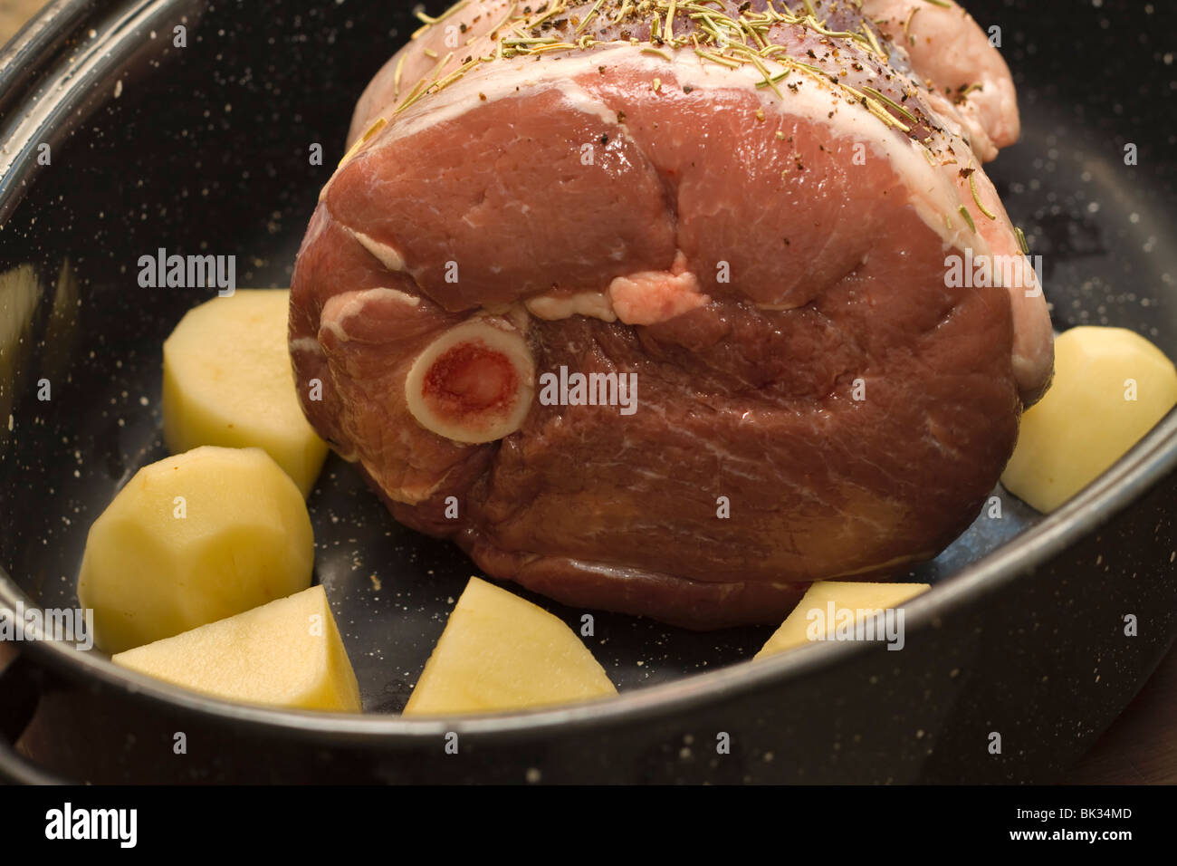 Arrosto di agnello in padella con patate pronto a mettere in forno Foto  stock - Alamy