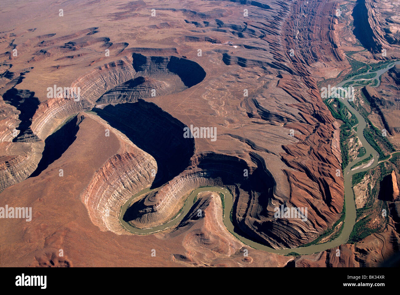 Vista aerea del fiume San Juan come tagli nella piega anticlinale Raplee ovest di Bluff, Utah. Foto Stock Vista aerea del fiume San Juan come tagli nella piega anticlinale Raplee ovest di Bluff, Utah. Foto Stock