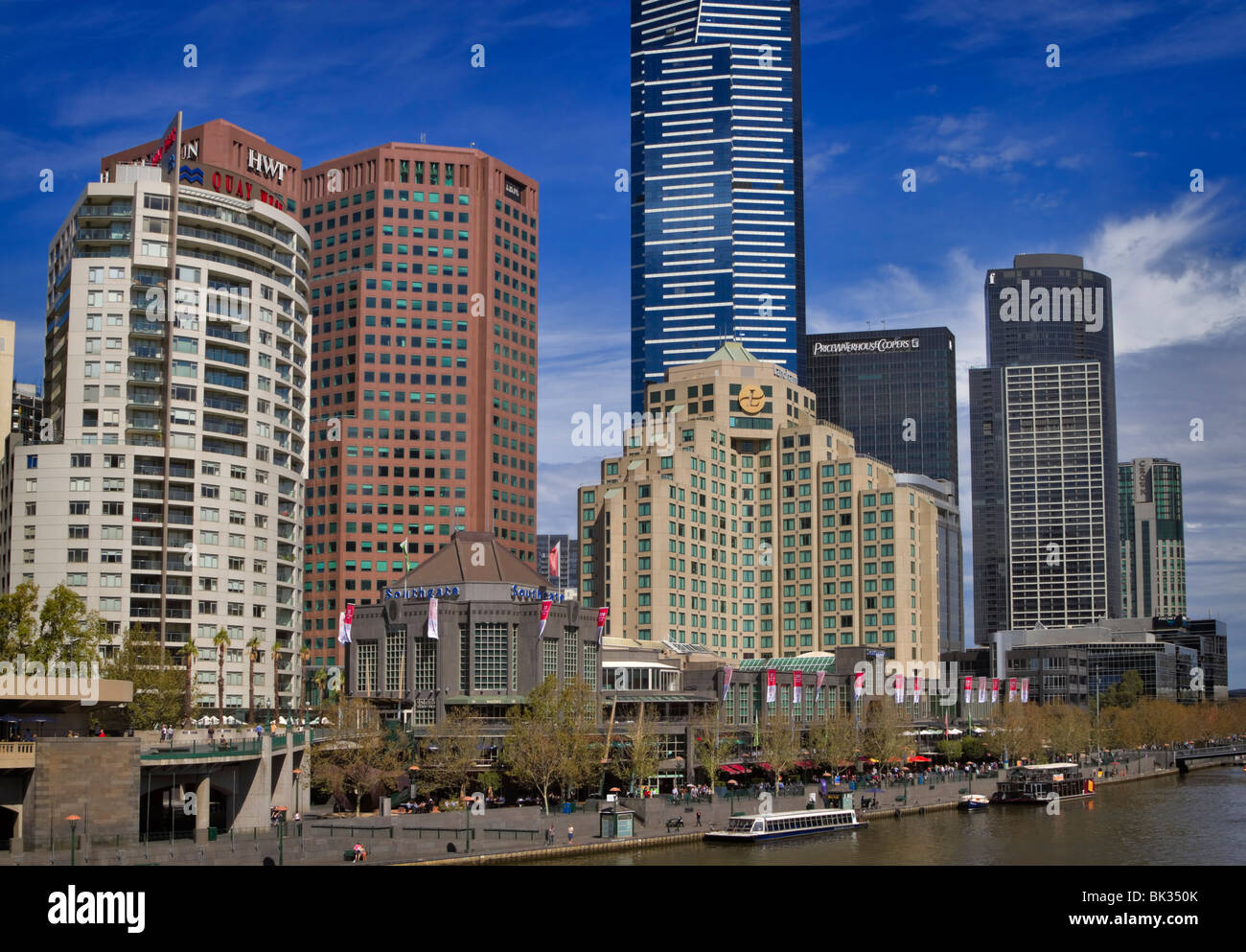Skyline di Melbourne sul lato sud del Fiume Yarra, Australia Foto Stock