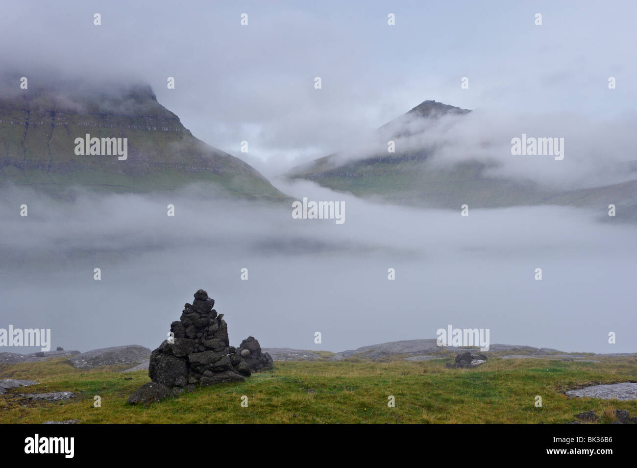 Picco Slaettaratindur, il punto più alto nelle isole Faerøer a 882m, emergenti dalla nebbia, Esturoy, Sandoy, Isole Faerøer (Isole Faerøer), Danimarca Foto Stock