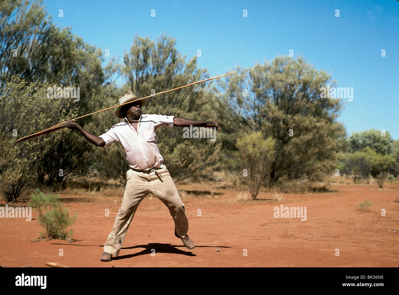 Un adulto maschio aborigene utilizzando una fionda di lancio con una lancia in asta Steinert del Dreamtime aborigeno Tour, Australia Foto Stock