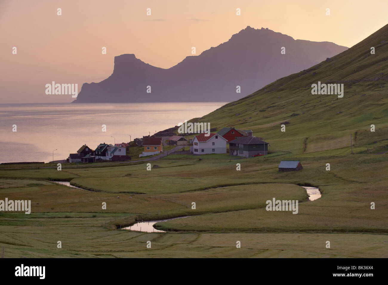 Elduvik all'alba, con vista di Kalsoy scogliere di Nestindar, 788m, e Borgarin, 537m, Eysturoy, Isole Faerøer Foto Stock