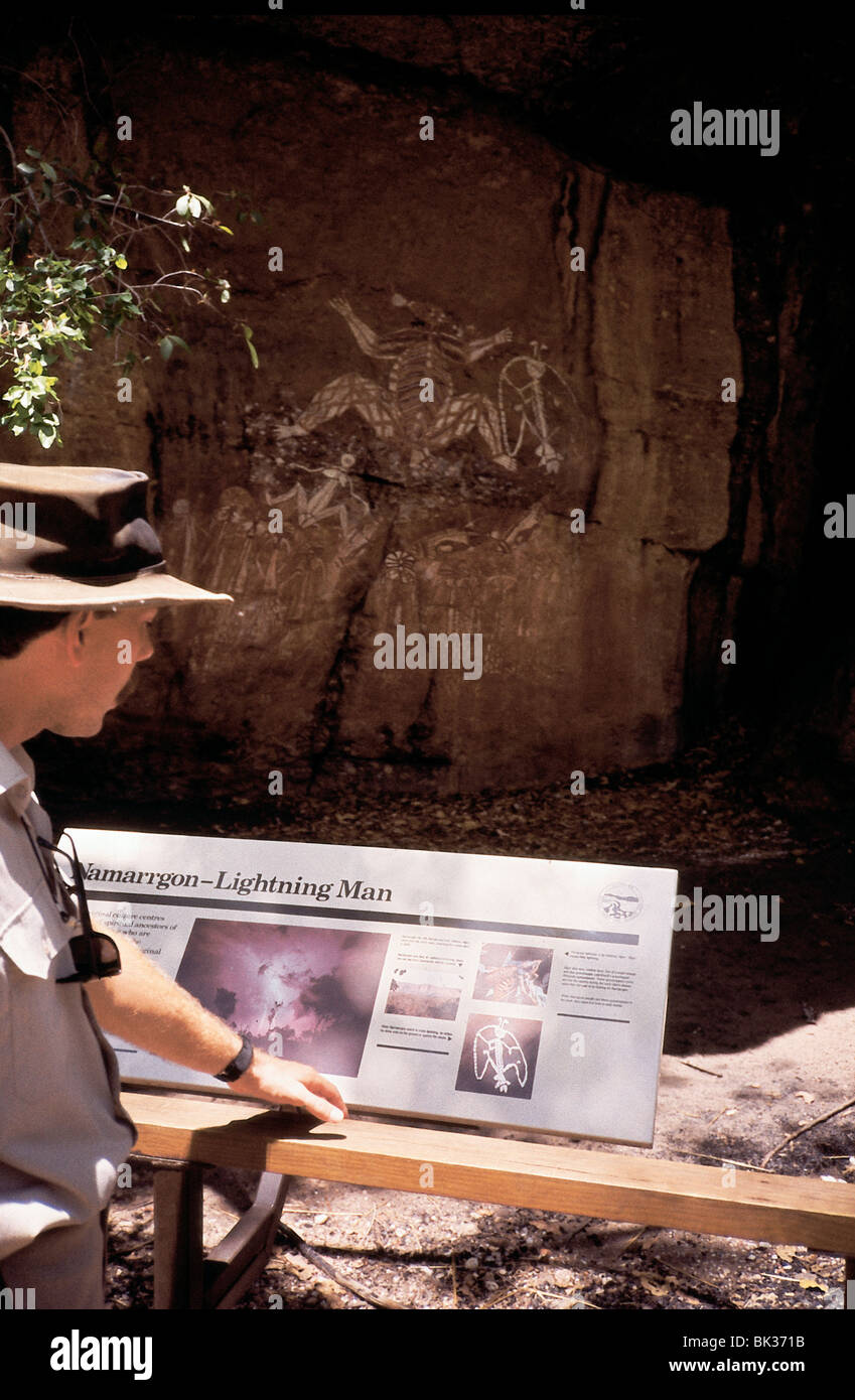 Parco interpretative segno circa Namarrgon (fulmini uomo Nabulwinjbulwinj) & ranger del parco a Nourlangie Rock - Kakadu National Park Foto Stock