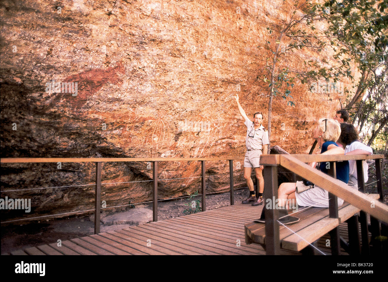 Arte rupestre e ranger del parco presso il Parco Nazionale Kakadu vicino a Darwin, in Australia nel Territorio del Nord Foto Stock