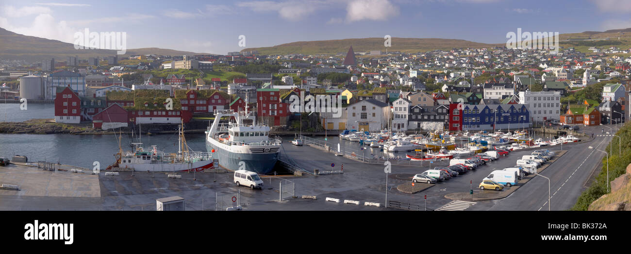 Vista panoramica di Torshavn e Harbour, capitale delle isole Faerøer (Isole Faerøer), Danimarca, Europa Foto Stock