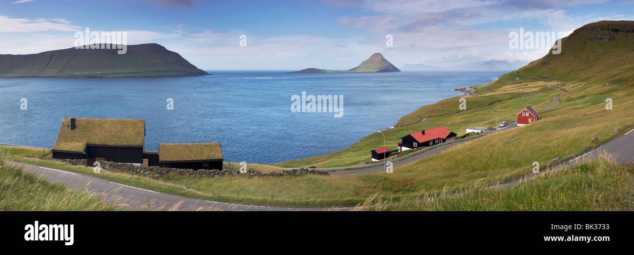 Vista panoramica del villaggio Velbastadur,Hestfjordur, Hestur e Koltur isole nella distanza, Streymoy, Isole Faerøer Foto Stock