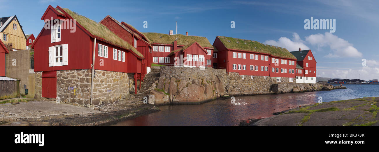 Vista panoramica del tappeto erboso tradizionale col tetto di edifici del governo sulla penisola Tinganes, Torshavn, Streymoy, Isole Faerøer Foto Stock