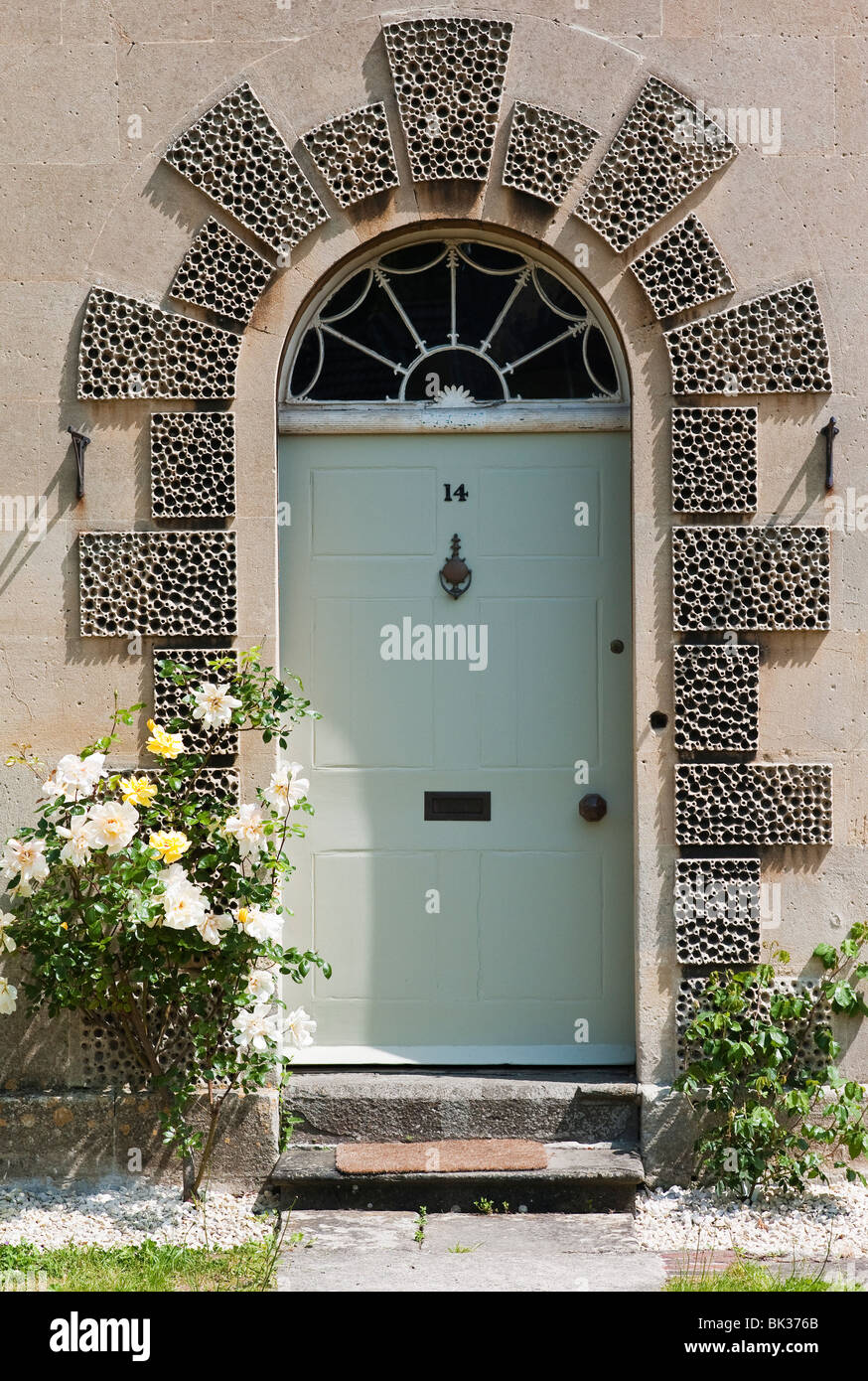 Ornati in fronte interno porta design fotografata da strada pubblica Foto  stock - Alamy
