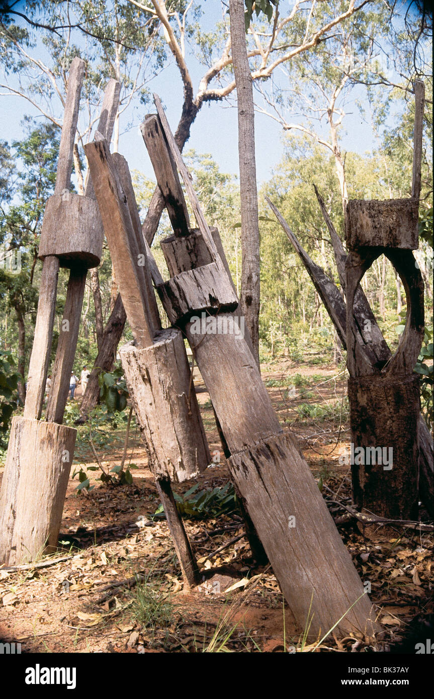 Il cimitero di aborigeni su Melville Island (nella lingua Tiwi come Yermalner) nelle isole Tiwi al largo del Territorio Settentrionale dell'Australia Foto Stock