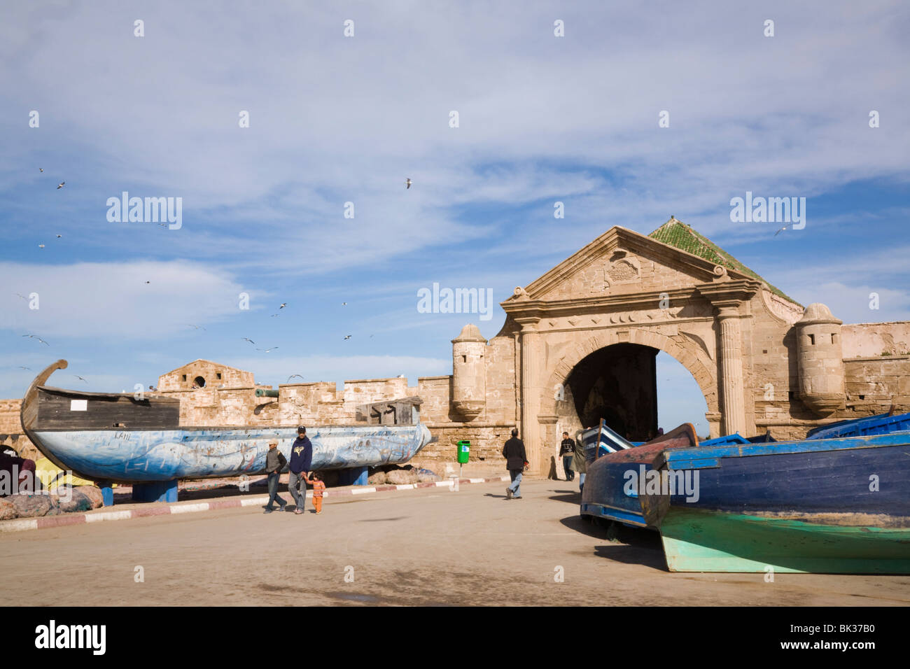 Bab El Marsa gateway cancello di ingresso attraverso le pareti del xviii secolo città fortificata, Essaouira, precedentemente nota come Mogador, Marocco Foto Stock