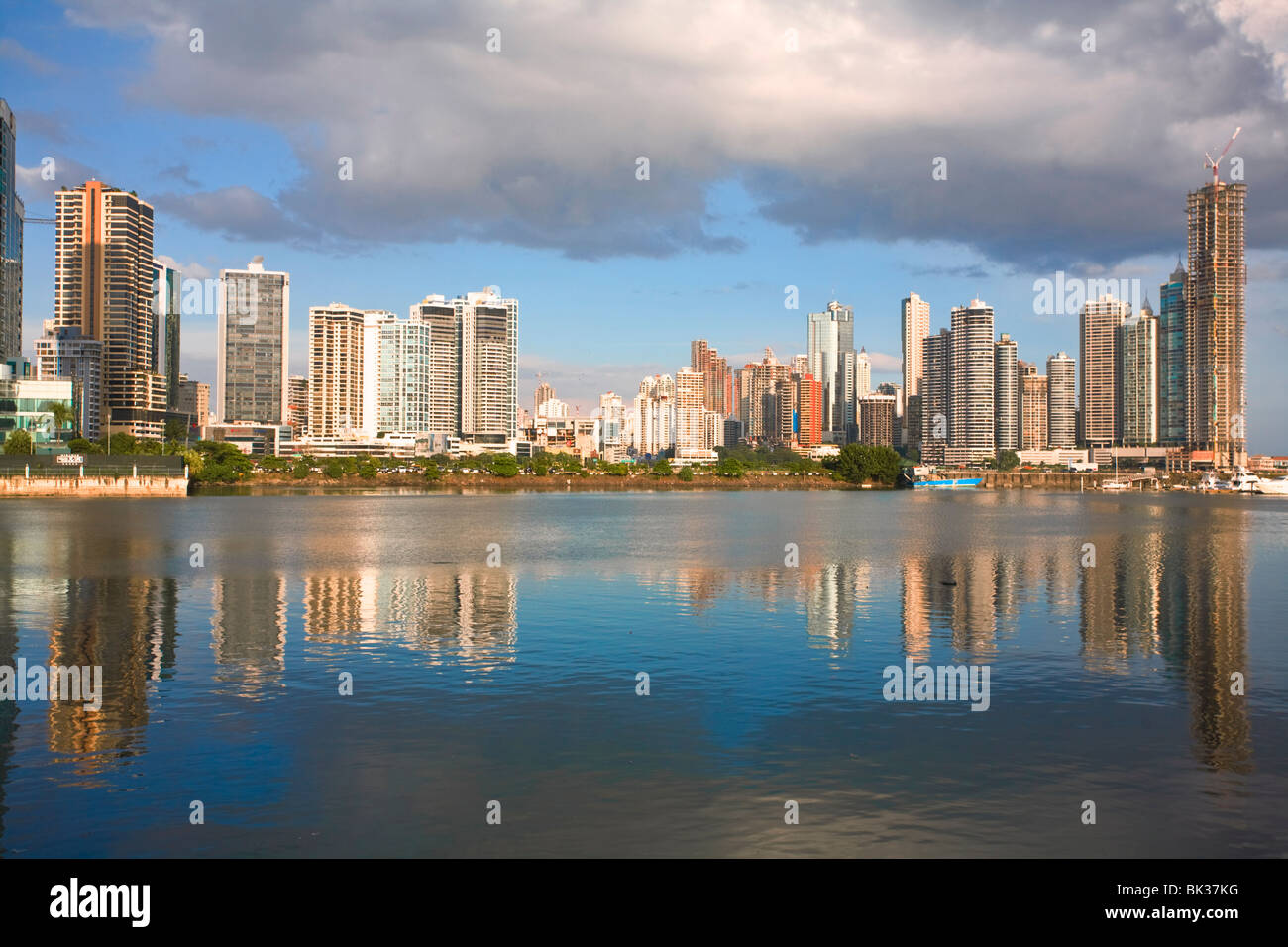 Avenue Balboa e Punta Patilla edifici riflessa nella baia di Panama, Panama City, Panama America Centrale Foto Stock