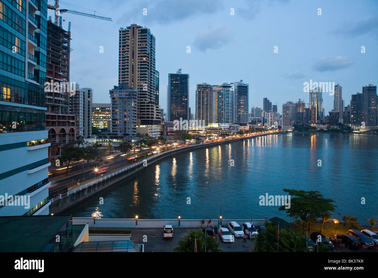 Avenue Balboa skyline della città di notte, Panama City, Panama America Centrale Foto Stock