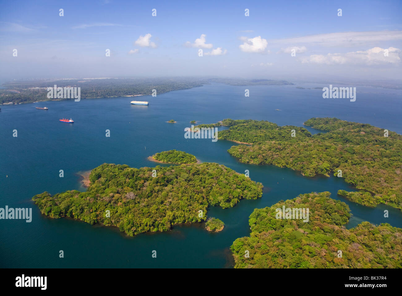 Navi container sul Lago di Gatun voce per serrature Gatun, sul Canale di Panama, Panama America Centrale Foto Stock