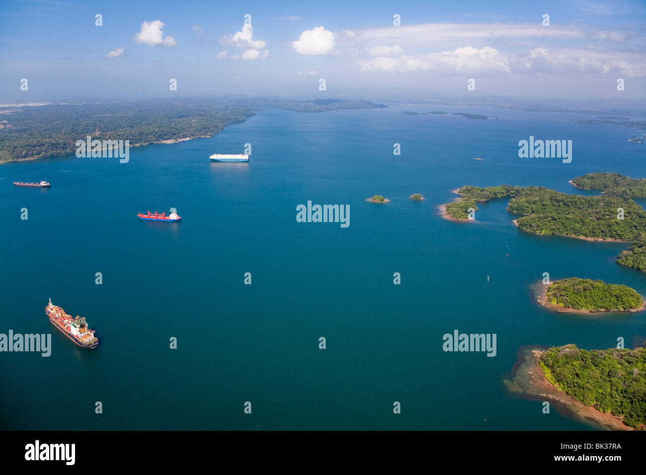 Navi container sul Lago di Gatun voce per serrature Gatun, sul Canale di Panama, Panama America Centrale Foto Stock