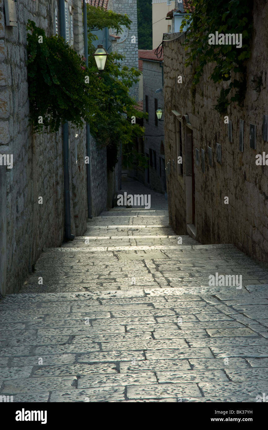 Usurati gradini in pietra tra alte pareti nella Città di Rab, isola di Rab, Quarnaro, Croazia, Europa Foto Stock