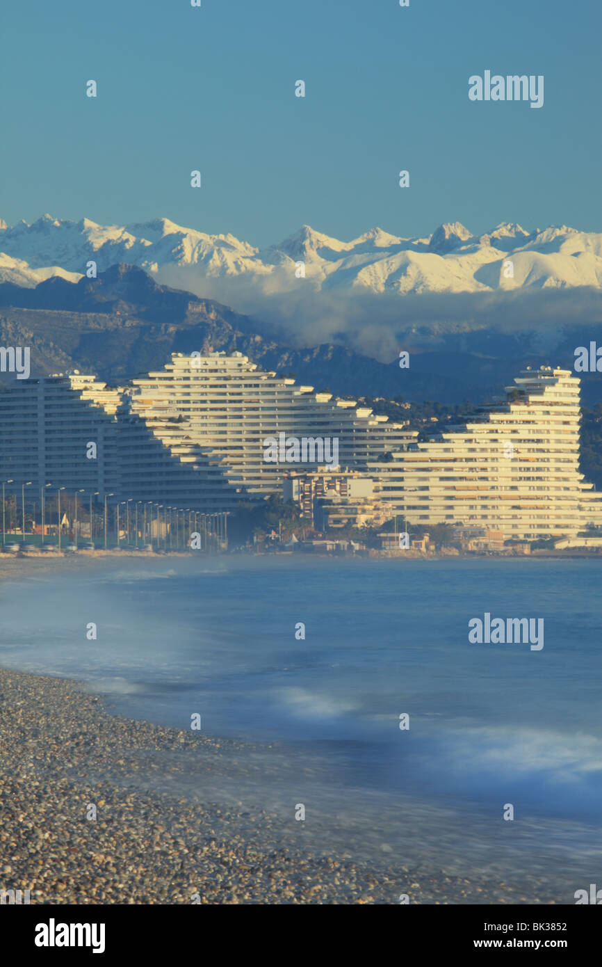 L'architettura contemporanea Marina building con il Mercantour nevicato mountain in background nel periodo invernale Foto Stock